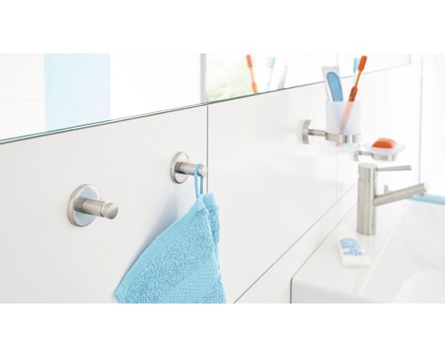 Badezimmer mit Handtuchhaken, Zahnputzbecher, Seifenschale und Waschtischarmatur