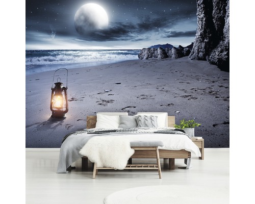 Schlafzimmer mit Fototapete mit Strandmotiv bei Mondschein.