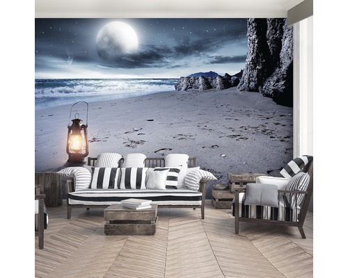Wohnzimmer mit Fototapete, die einen Strand bei Nacht mit Laterne zeigt.