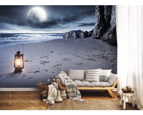 Raum mit Fototapete, die einen Strand bei Nacht mit Mond und Laterne zeigt
