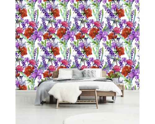 Schlafzimmer mit floraler Tapete mit Blumenmuster in Rot, Lila und Grün