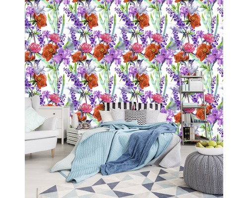 Schlafzimmer mit floral gemusterter Tapete, Bett und Möbeln