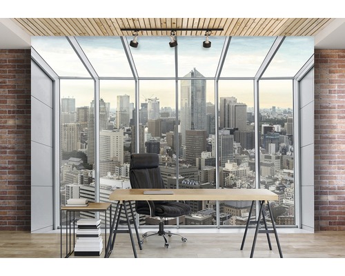 Büro mit Schreibtisch, Bürostuhl und Blick auf die Stadt