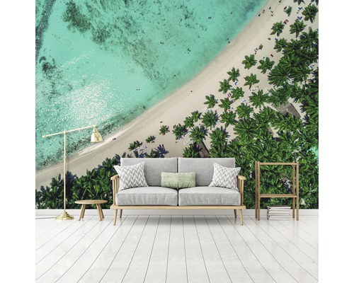 Wohnraum mit Fototapete, die einen Strand mit Palmen zeigt