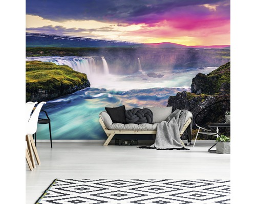 Wohnraum mit Fototapete Wasserfall und Landschaftsmotiv