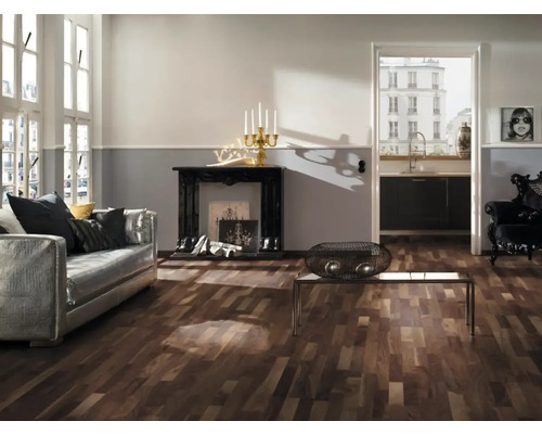 Wohnzimmer mit Holzboden, Sofa, Kamin und Dekoration