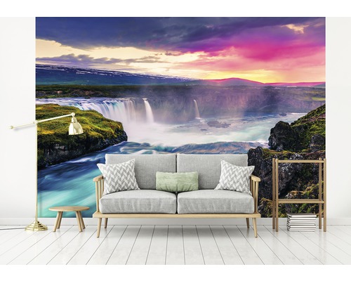 Fototapete mit Wasserfallmotiv in einem hellen Wohnraum