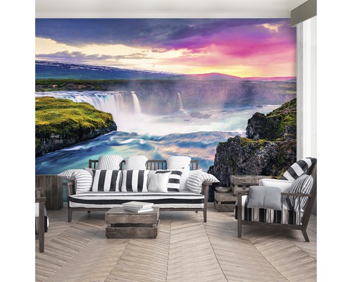 Wohnraum mit Fototapete eines Wasserfalls in Island