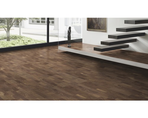 Innenraum mit Parkettboden und Treppe