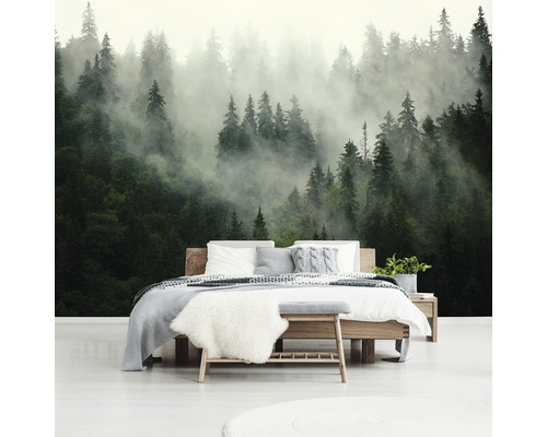 Schlafzimmer mit Fototapete eines nebligen Walds
