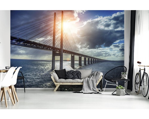 Wohnraum mit Fototapete einer Brücke über dem Meer