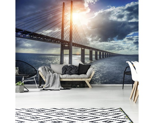Raum mit Fototapete einer Brücke über dem Meer