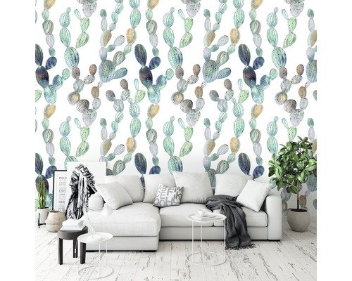 Wohnzimmer mit Kaktusmuster Tapete, weißem Sofa und Zimmerpflanzen.