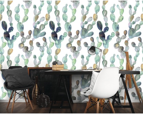 Ein Arbeitszimmer mit einem Schreibtisch und einer Wand mit Kaktusmotivtapete.