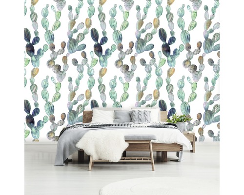 Schlafzimmer mit Kaktusmuster-Tapete und Holzbett