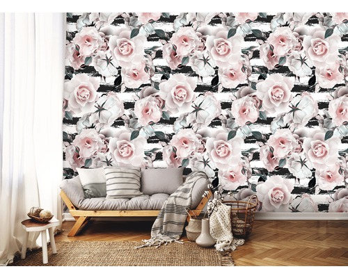 Wohnraum mit floraler Tapete mit Rosenmotiv und horizontalen Streifen.