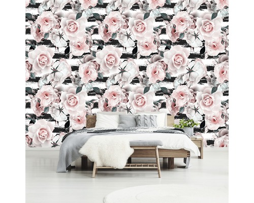 Schlafzimmer mit Fototapete mit Rosenmotiv und Streifen