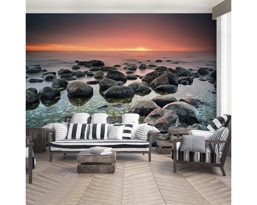 Wohnzimmer mit Fototapete, die einen Strand bei Sonnenuntergang zeigt