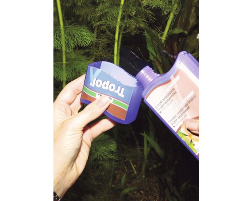 Tropfol Wasseraufbereiter wird in einen Messbecher gegossen