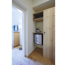 Zimmeransicht mit Schrank, Minibar und Fernseher