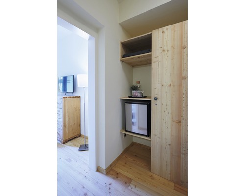 Zimmeransicht mit Schrank, Minibar und Fernseher