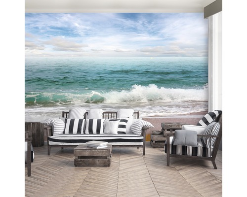 Wohnzimmer mit Fototapete Strandmotiv, Sofa und Sessel