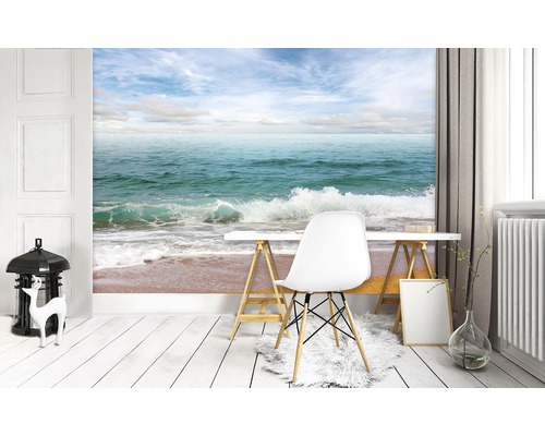 Dekoratives Wohnzimmer mit Strand Tapete, Schreibtisch und Stuhl