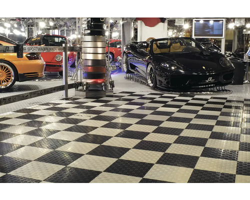 Schachbrettmuster Boden mit mehreren Autos