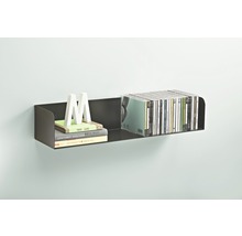 Wandregal mit Büchern und CDs