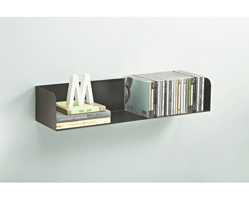Wandregal mit Büchern und CDs