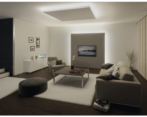 Wohnzimmer mit Deckenleuchte, Sofa, Sessel, Tisch und Fernseher für eine helle und moderne Atmosphäre.