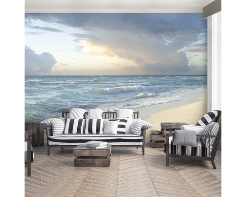 Fototapete mit Strand- und Meerblick in einem hellen, modernen Wohnzimmer