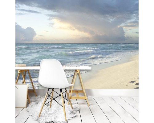 Wohnraum mit Fototapete, die einen Strand mit Meerblick darstellt