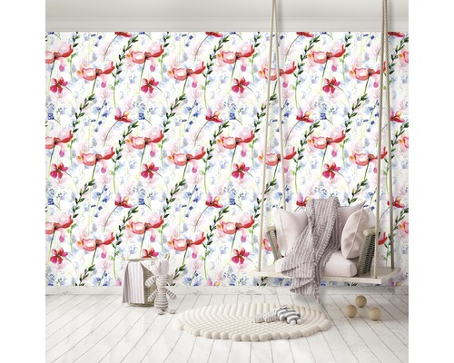 Raum mit floral gemusterter Tapete und Kinderschaukel