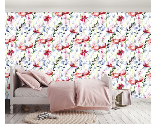 Zimmer mit floraler Tapete, Bett und Teppich