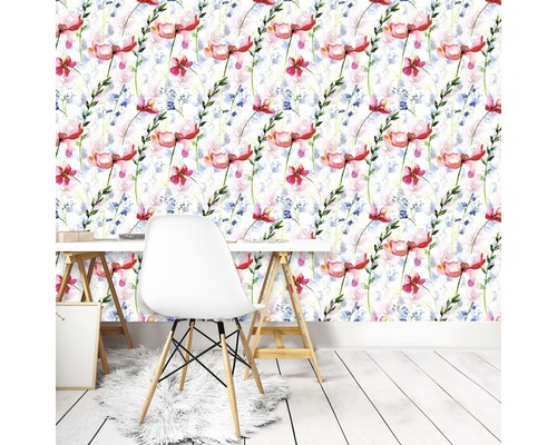 Raum mit Blumentapete, Schreibtisch und Stuhl