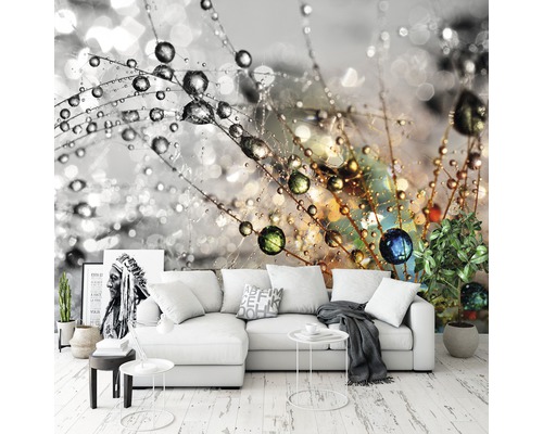 Wohnzimmer mit Fototapete mit Wassertropfen-Motiv hinter einem weißen Ecksofa.