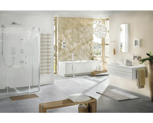 Helles Badezimmer mit Dusche, Badewanne, Waschtisch und Sitzbank für eine freundliche Atmosphäre.