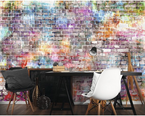 Wandbild mit Graffiti-Backsteinmuster hinter Schreibtisch und Stühlen