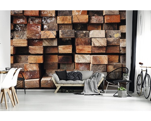 Wohnzimmer mit Fototapete in Holzblock Optik und Möbeln