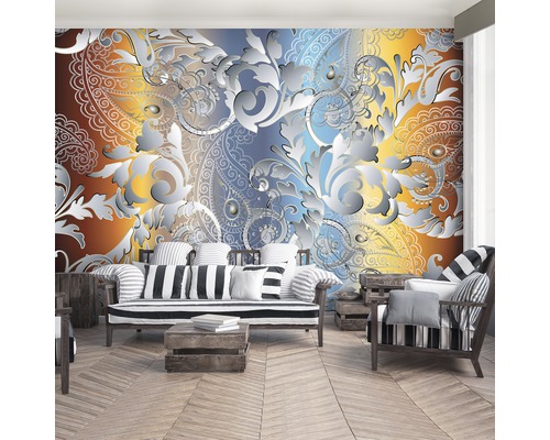 Wohnzimmer mit gemusterter Tapete mit floralem und Paisley-Design hinter einer Couch und einem Sessel