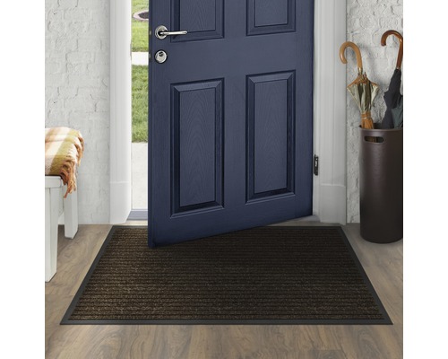 Eingangsbereich mit Fußmatte, Tür und Schirmständer