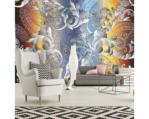 Wohnzimmer mit Sessel, Sofa und gemusterter Tapete