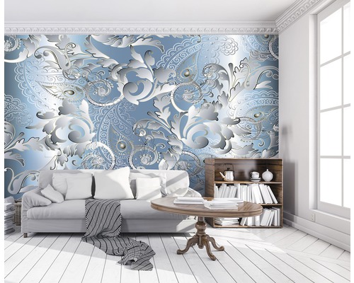 Wohnzimmer mit Sofa, Tisch und Bücherregal vor einer Wand mit floralem Paisleymuster.