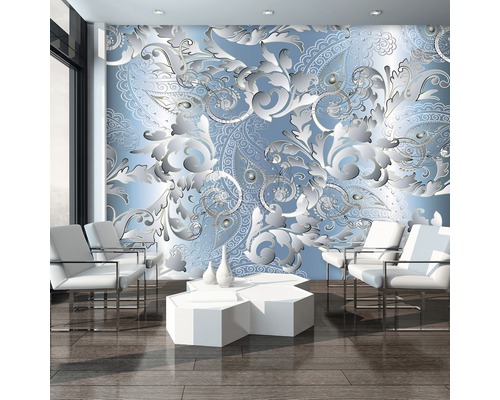 Wohnraum mit floral gemusterter Tapete in Blau und Weiß