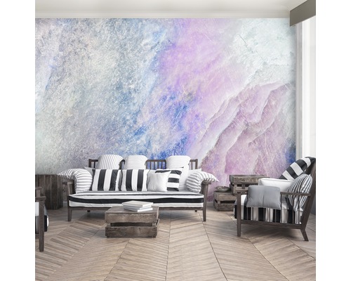 Wohnzimmer mit gemusterter Fototapete, Sofa und Sessel