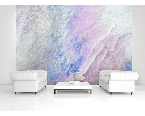 Wohnzimmer mit Marmor-Fototapete, zwei Sofas und Tisch