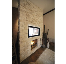 Wohnzimmer mit Kamin und Fernseher in Steinwand