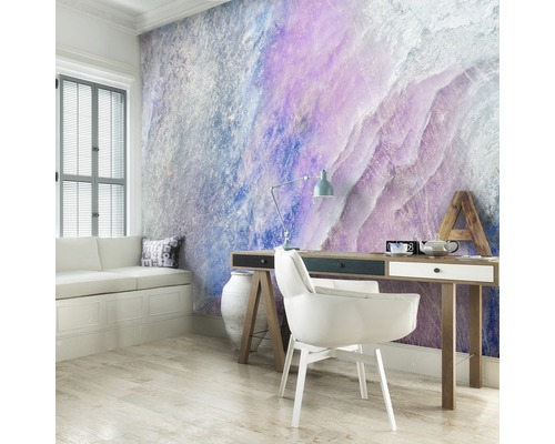 Heller Arbeitsbereich mit Schreibtisch, Stuhl und Wandbild mit Steinmotiv