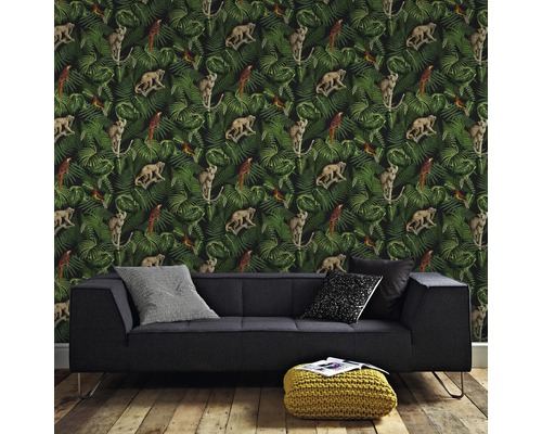 Wohnzimmer mit Dschungeltapete mit Äffchen- und Vogelmotiven